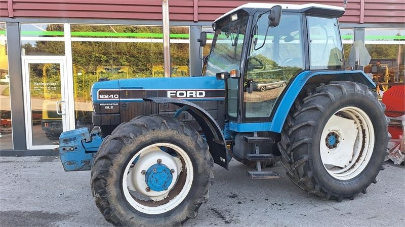 Ford 8240 - Traktor: gambar 1 Ford 8240 - Traktor: gambar 1