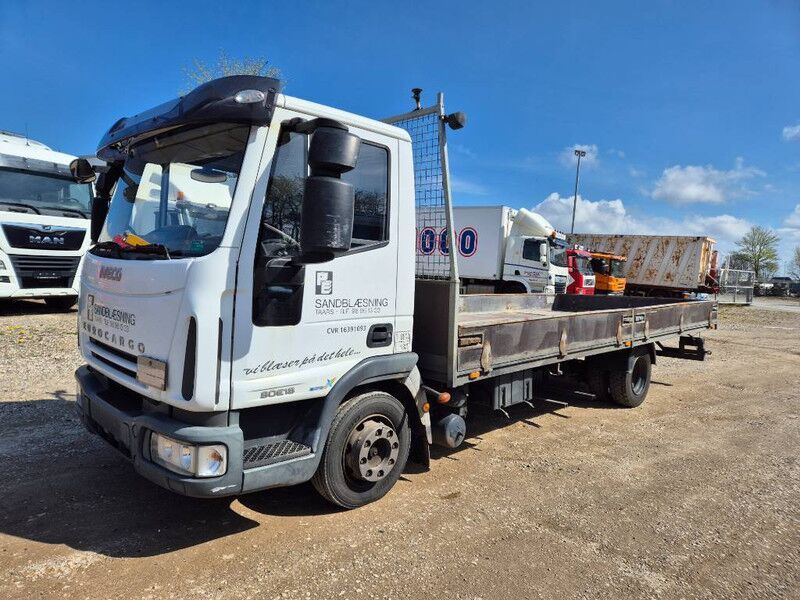 Iveco Eurocargo 80 E18 - Truk flatbed: gambar 1 Iveco Eurocargo 80 E18 - Truk flatbed: gambar 1