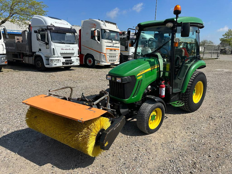 John Deere 3720 M/ Hydraulisk kost - Traktor kompak: gambar 1 John Deere 3720 M/ Hydraulisk kost - Traktor kompak: gambar 1