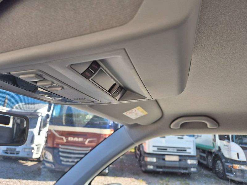 Mobil Volkswagen Transporter 2,0 TDi 102 Kombi lang 4d 9 prs: gambar 13