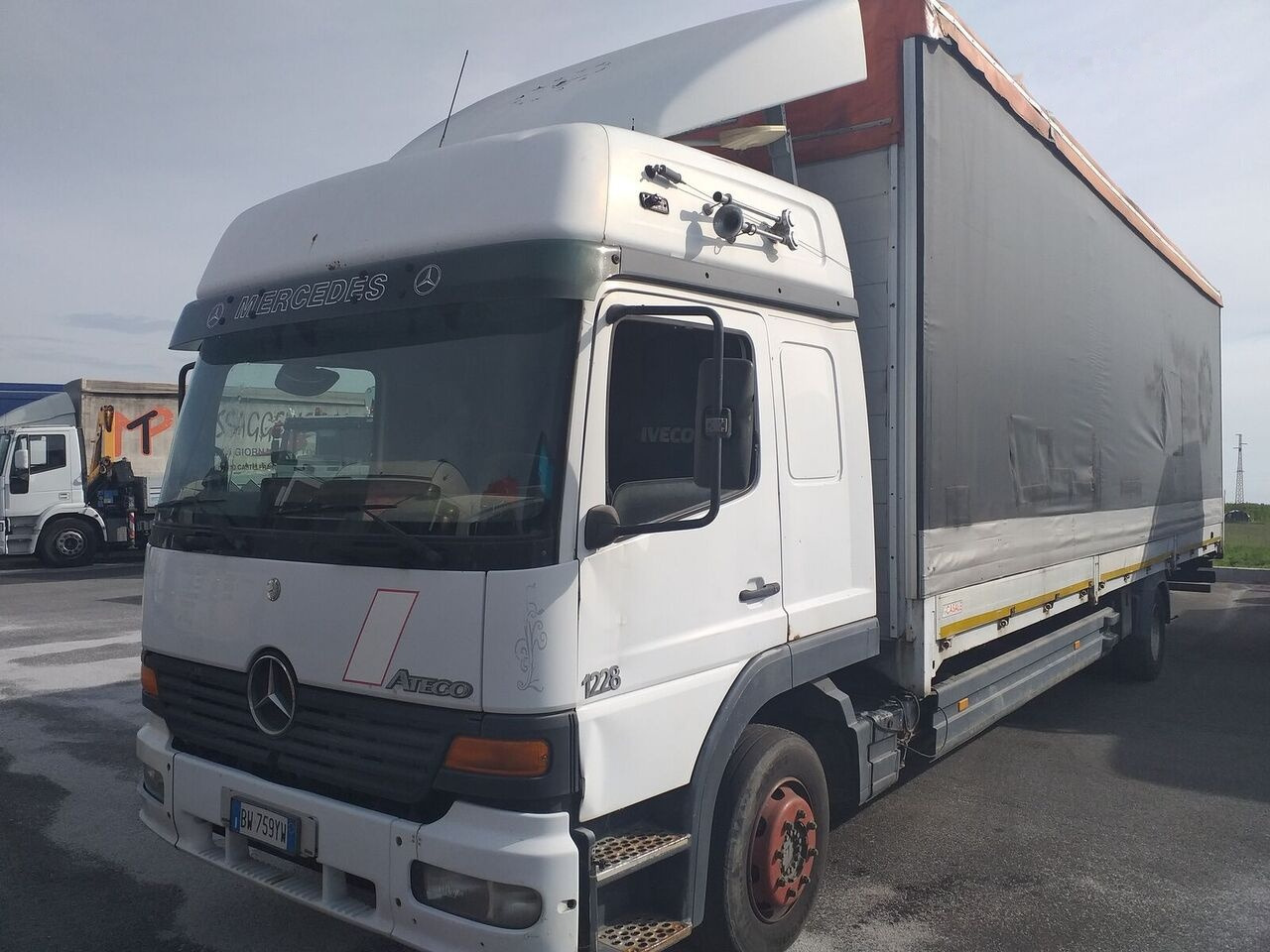 Mercedes-Benz ATEGO 12.28 - Truk dengan terpal samping: gambar 1 Mercedes-Benz ATEGO 12.28 - Truk dengan terpal samping: gambar 1