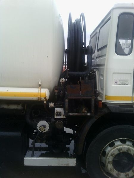 Renault MIDLINER 210 - Truk tangki: gambar 3 Renault MIDLINER 210 - Truk tangki: gambar 3