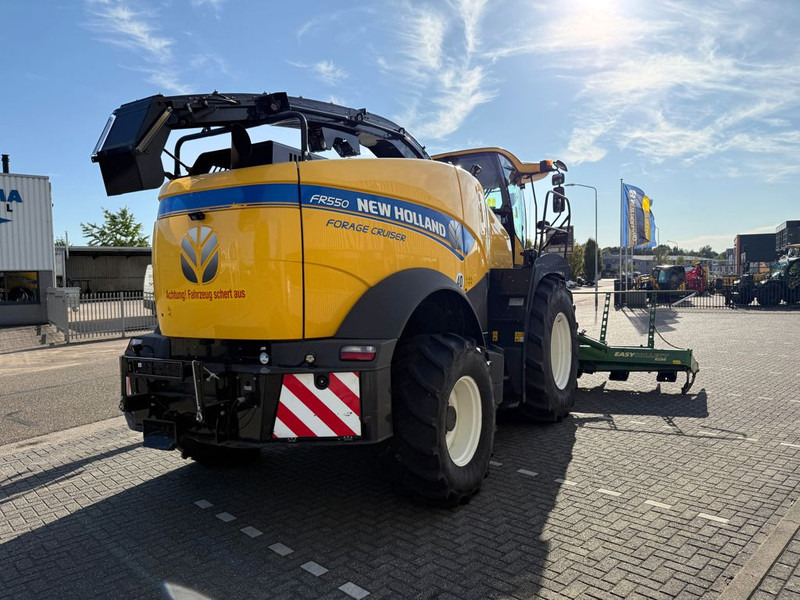 New Holland FR550 Forage Cruiser + Krone Easycollect - Pemanen hijauan: gambar 4 New Holland FR550 Forage Cruiser + Krone Easycollect - Pemanen hijauan: gambar 4