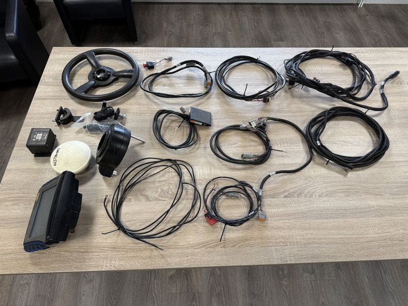 Trimble GFX-750 / New Holland FM-750 GPS - Suku cadang untuk Truk: gambar 4 Trimble GFX-750 / New Holland FM-750 GPS - Suku cadang untuk Truk: gambar 4