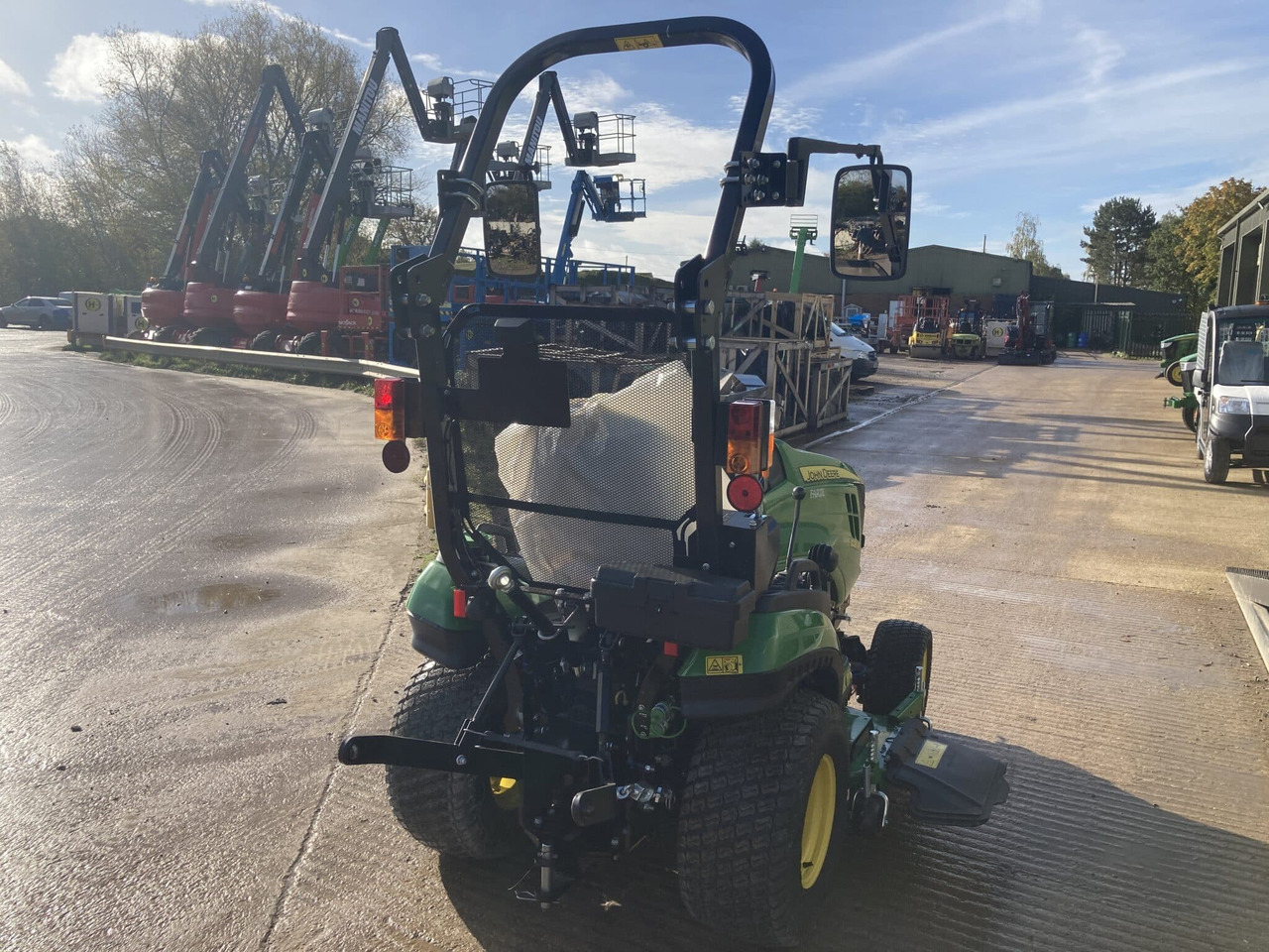 John Deere 1026R compact tractor - Traktor kompak: gambar 5 John Deere 1026R compact tractor - Traktor kompak: gambar 5