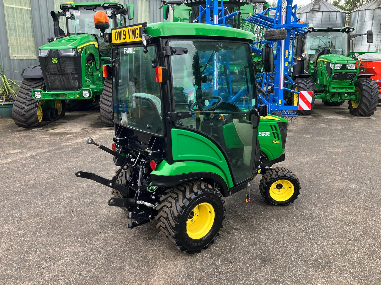 John Deere 1026R compact tractor - Traktor kompak: gambar 2 John Deere 1026R compact tractor - Traktor kompak: gambar 2