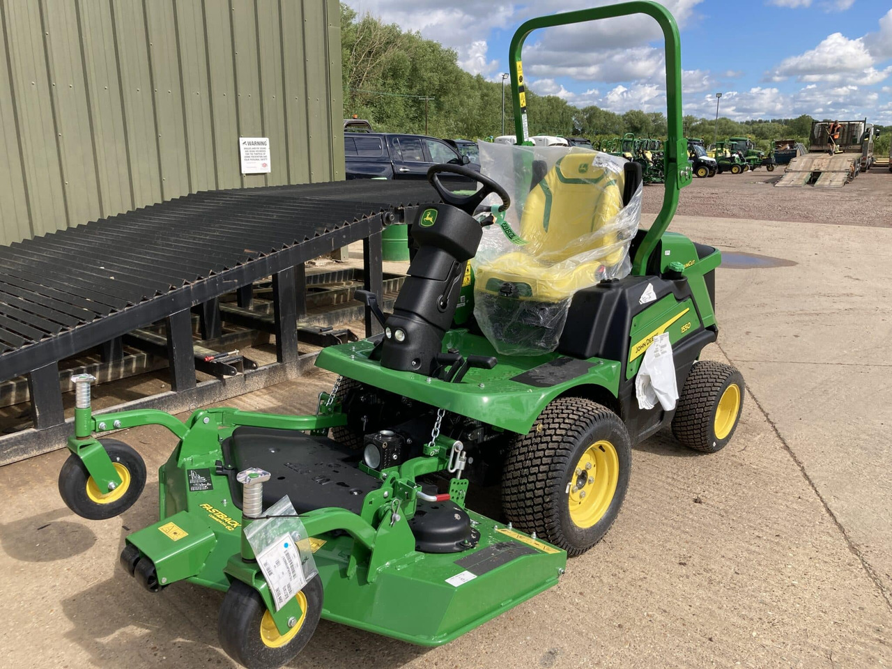 John Deere 1550 front mower - Mesin pemotong rumput: gambar 1 John Deere 1550 front mower - Mesin pemotong rumput: gambar 1