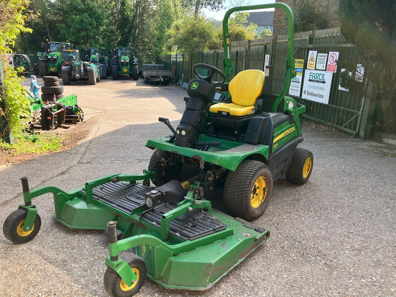 John Deere 1570 Commercial Outfront with 72 inch rear discharge deck - Mesin pemotong rumput: gambar 2 John Deere 1570 Commercial Outfront with 72 inch rear discharge deck - Mesin pemotong rumput: gambar 2