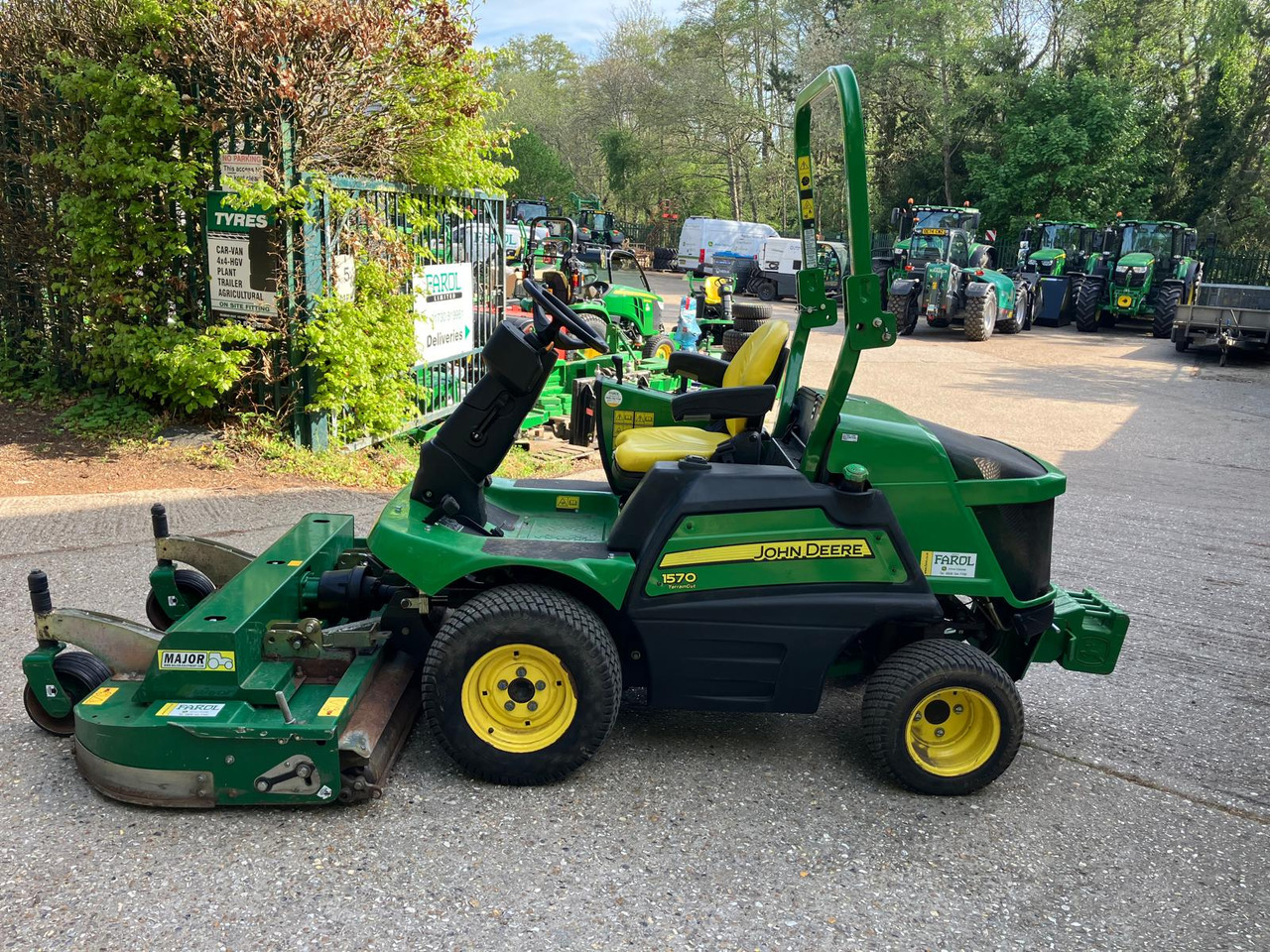 John Deere 1570 Outfront c/w Major Synergy deck - Mesin pemotong rumput: gambar 3 John Deere 1570 Outfront c/w Major Synergy deck - Mesin pemotong rumput: gambar 3
