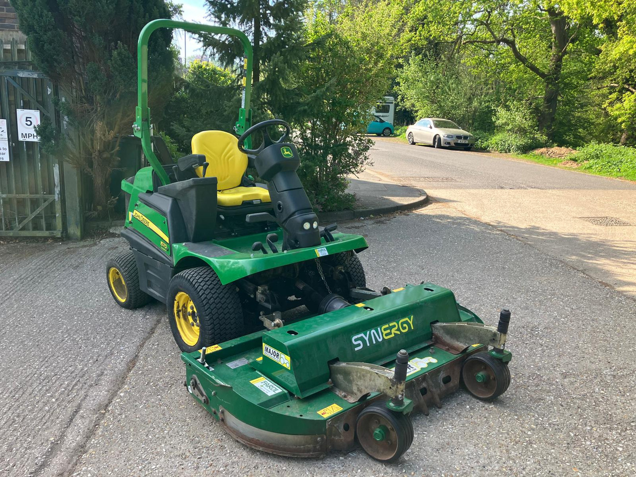 John Deere 1570 Outfront c/w Major Synergy deck - Mesin pemotong rumput: gambar 1 John Deere 1570 Outfront c/w Major Synergy deck - Mesin pemotong rumput: gambar 1