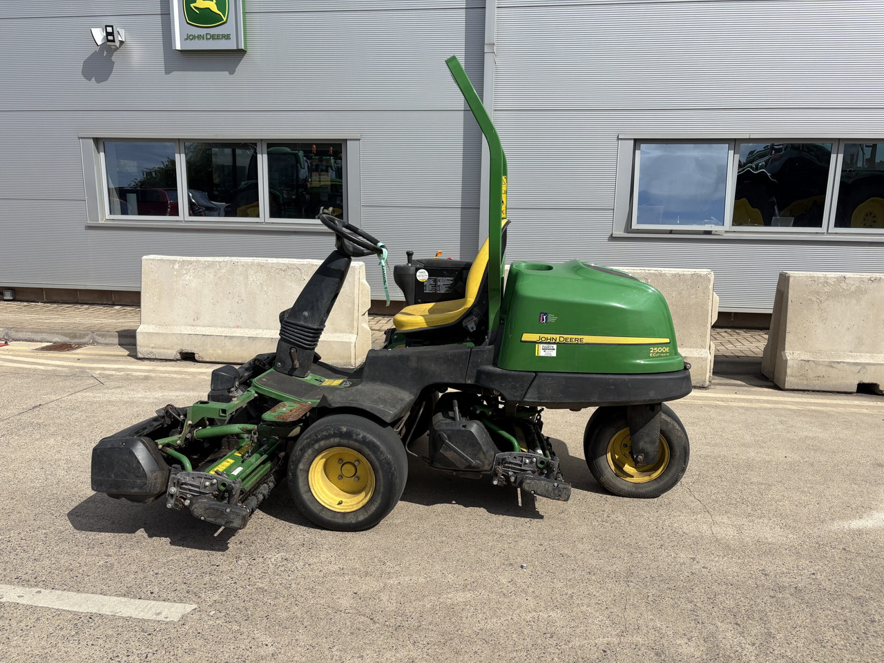 John Deere 2500E Greens Triple - Mesin pemotong rumput: gambar 1 John Deere 2500E Greens Triple - Mesin pemotong rumput: gambar 1