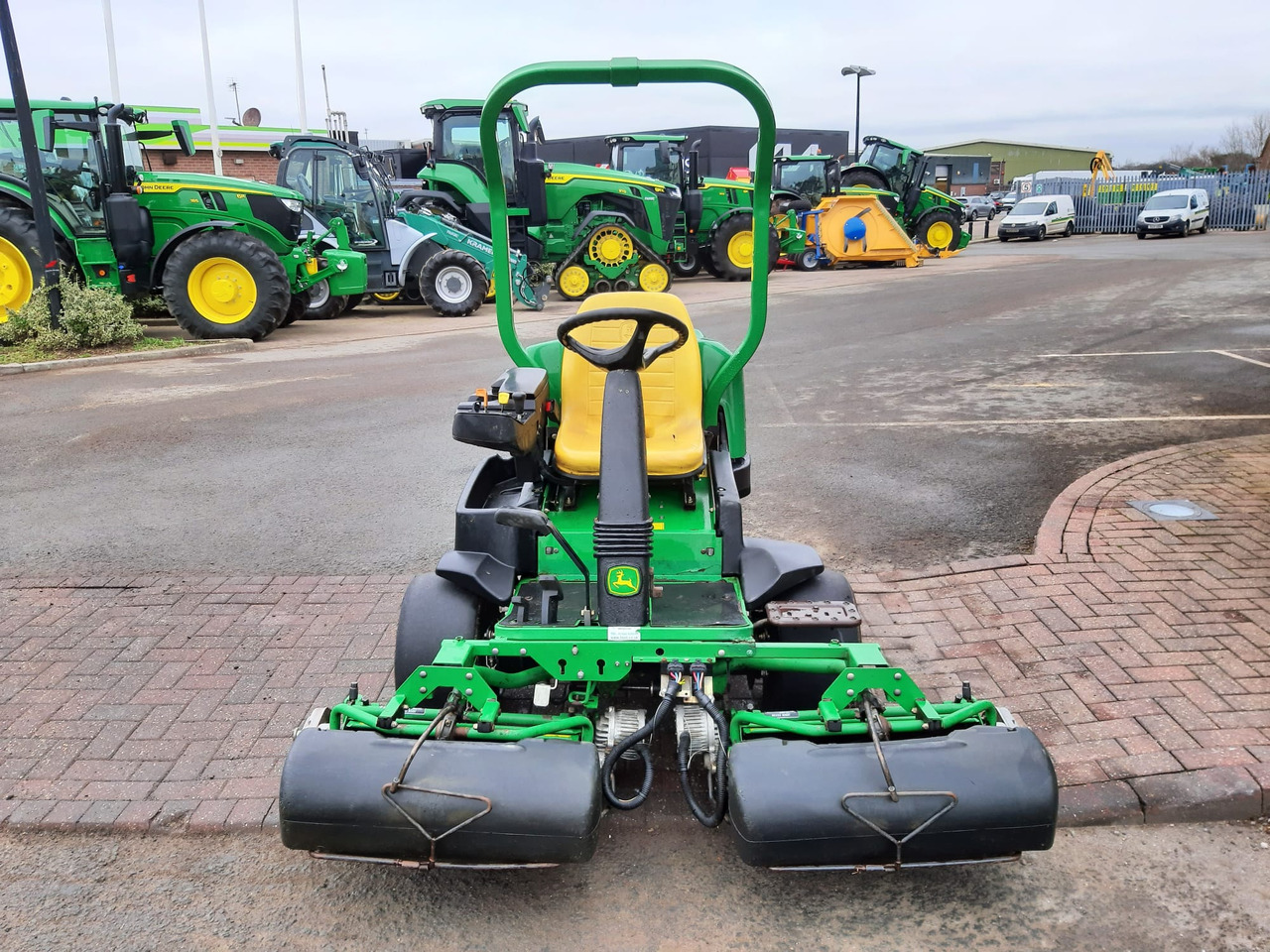 John Deere 2500E greens triple mower - Mesin pemotong rumput: gambar 4 John Deere 2500E greens triple mower - Mesin pemotong rumput: gambar 4