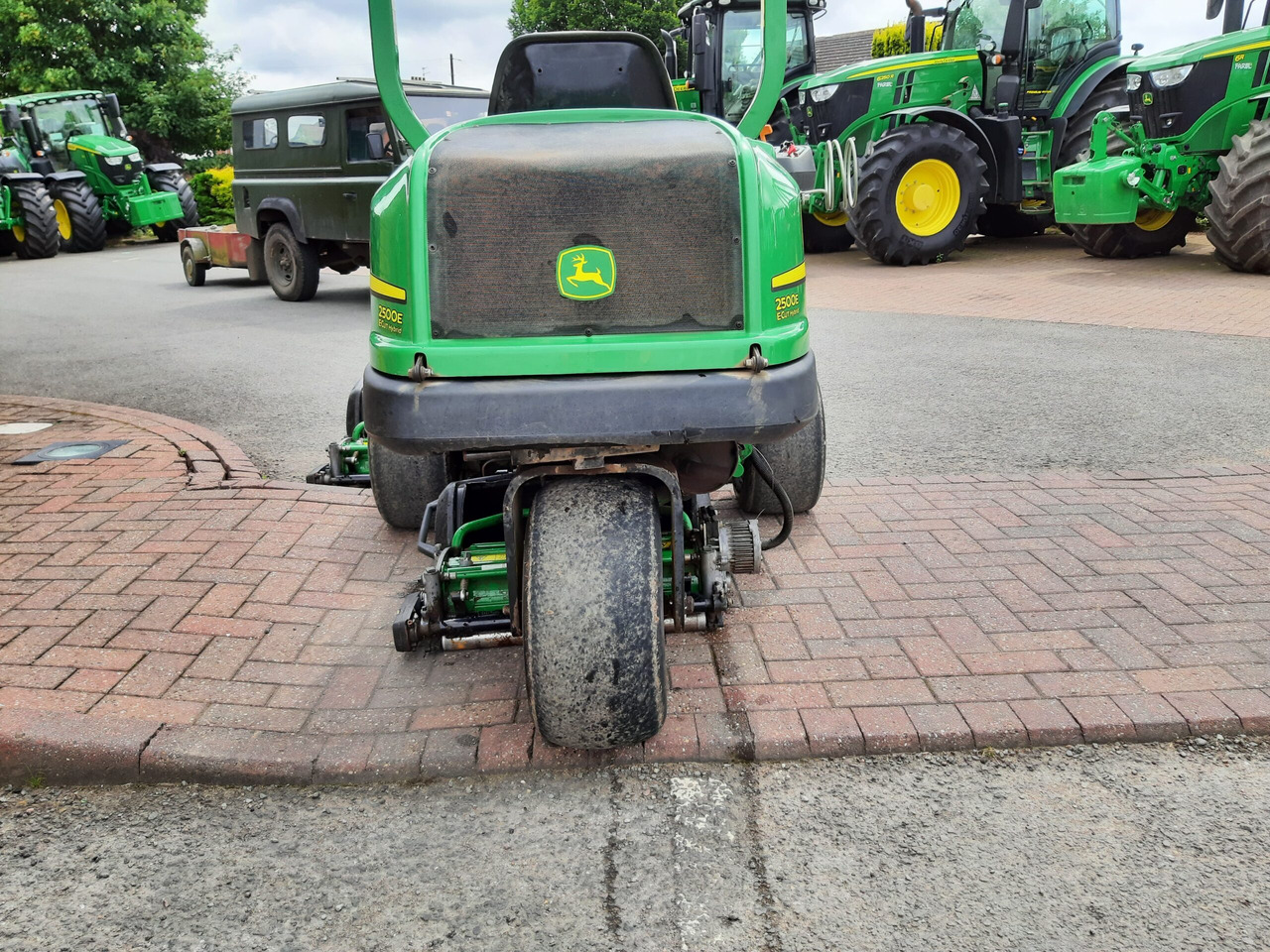 John Deere 2500E greens triple mower - Mesin pemotong rumput: gambar 3 John Deere 2500E greens triple mower - Mesin pemotong rumput: gambar 3