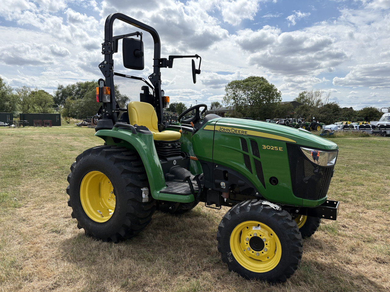 John Deere 3025E Compact Tractor - Traktor kompak: gambar 3 John Deere 3025E Compact Tractor - Traktor kompak: gambar 3