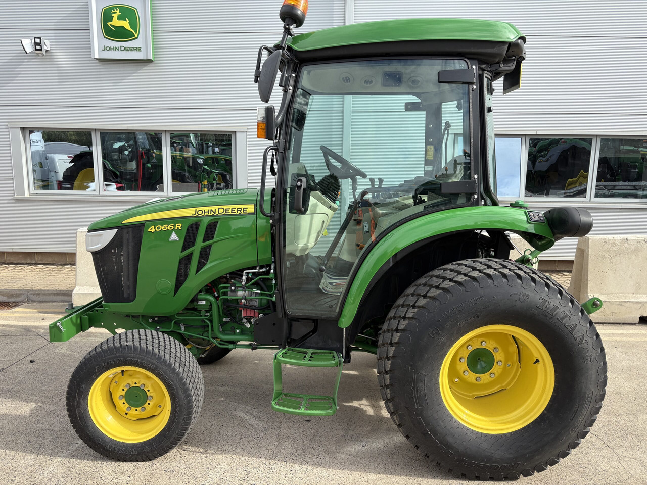 John Deere 4066R Compact Tractor - Traktor kompak: gambar 1 John Deere 4066R Compact Tractor - Traktor kompak: gambar 1