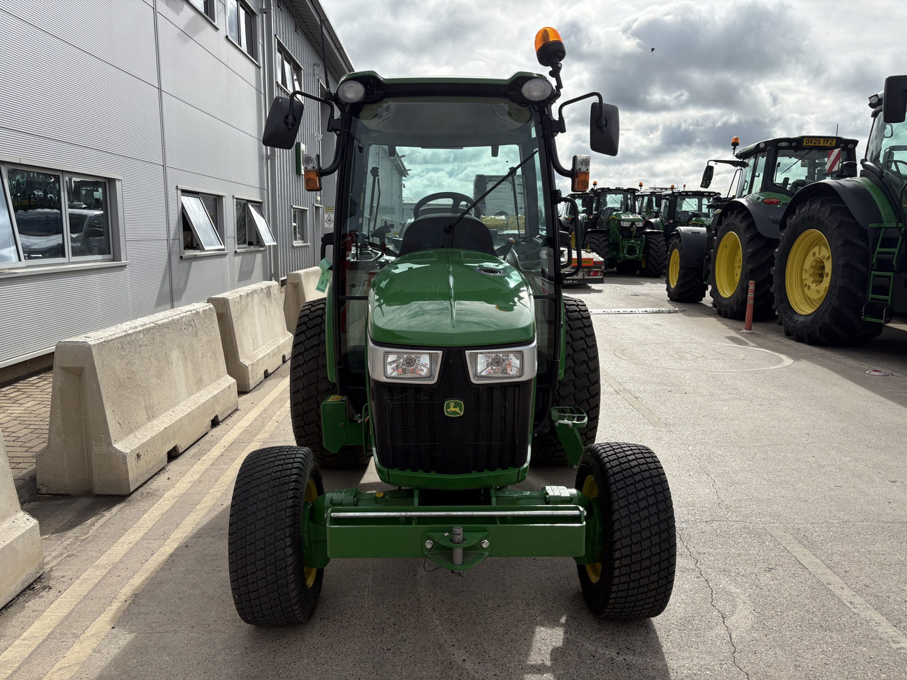 John Deere 4066R Compact Tractor - Traktor kompak: gambar 2 John Deere 4066R Compact Tractor - Traktor kompak: gambar 2