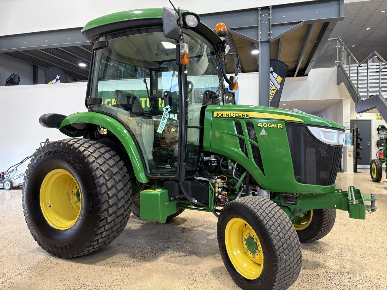 John Deere 4066R Compact Tractor - Traktor kompak: gambar 1 John Deere 4066R Compact Tractor - Traktor kompak: gambar 1
