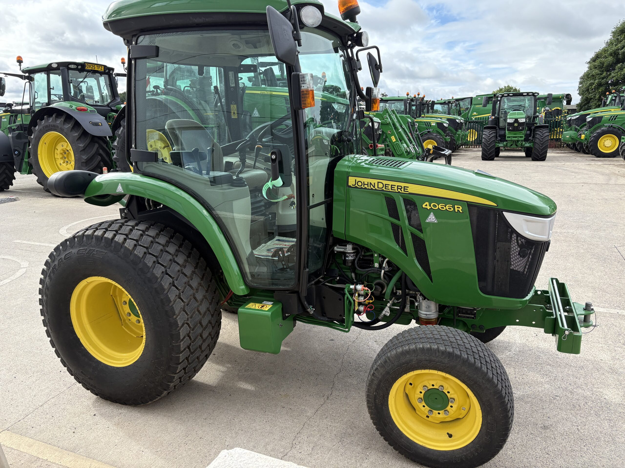 John Deere 4066R Compact Tractor - Traktor kompak: gambar 3 John Deere 4066R Compact Tractor - Traktor kompak: gambar 3