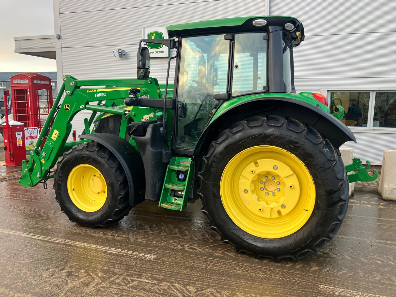 John Deere 6120M - Traktor: gambar 4 John Deere 6120M - Traktor: gambar 4