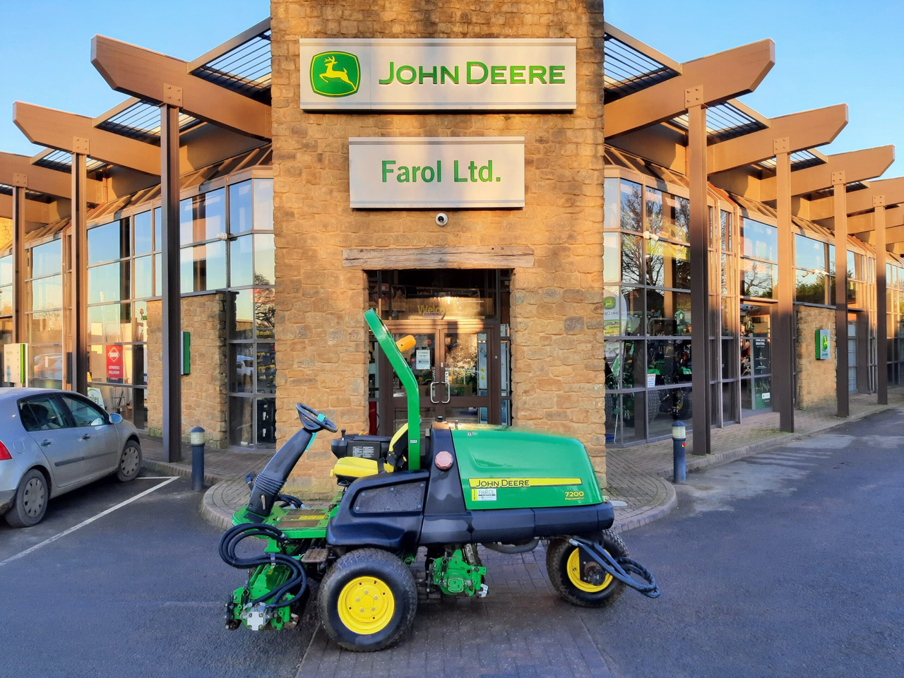 John Deere 7200 utility triple mower - Mesin pemotong rumput: gambar 2 John Deere 7200 utility triple mower - Mesin pemotong rumput: gambar 2
