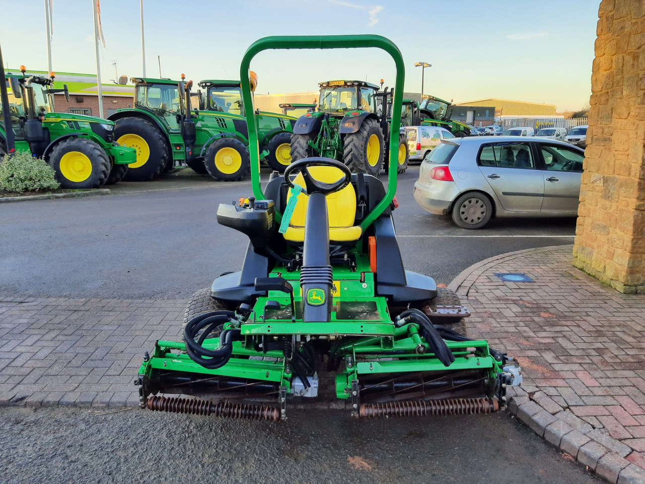 Mesin pemotong rumput John Deere 7200 utility triple mower: gambar 8