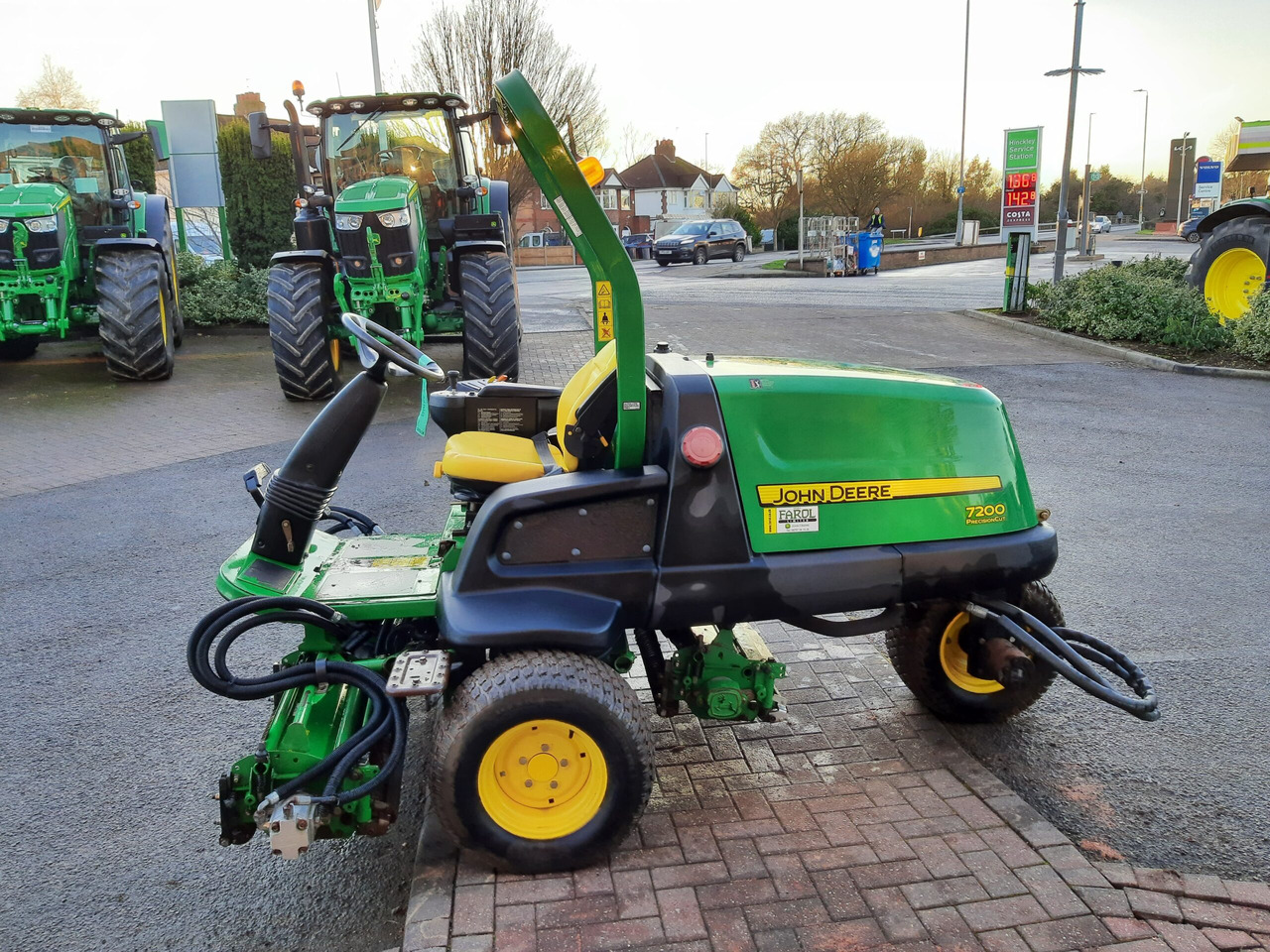 Mesin pemotong rumput John Deere 7200 utility triple mower: gambar 7