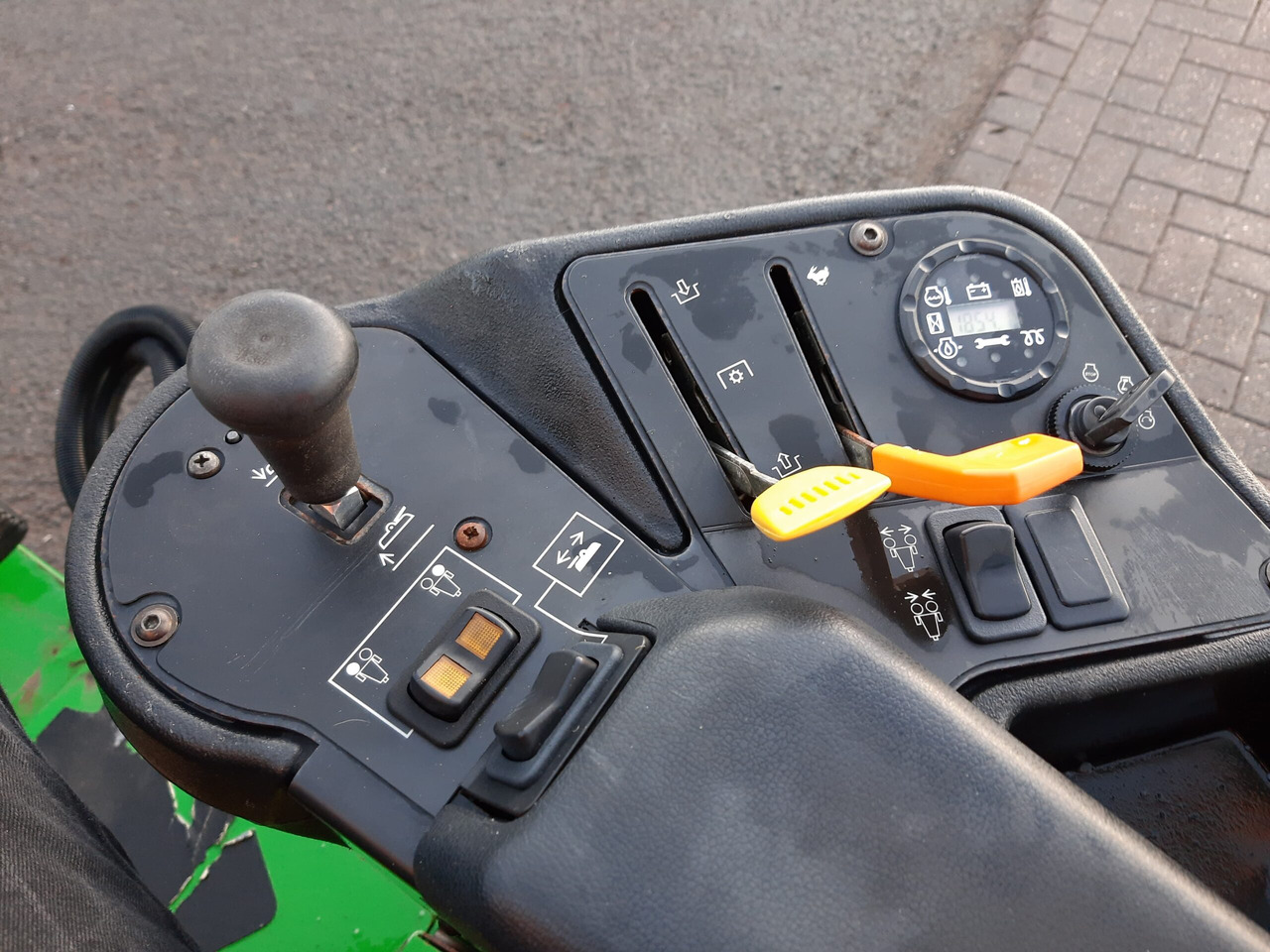 Mesin pemotong rumput John Deere 7200 utility triple mower: gambar 11