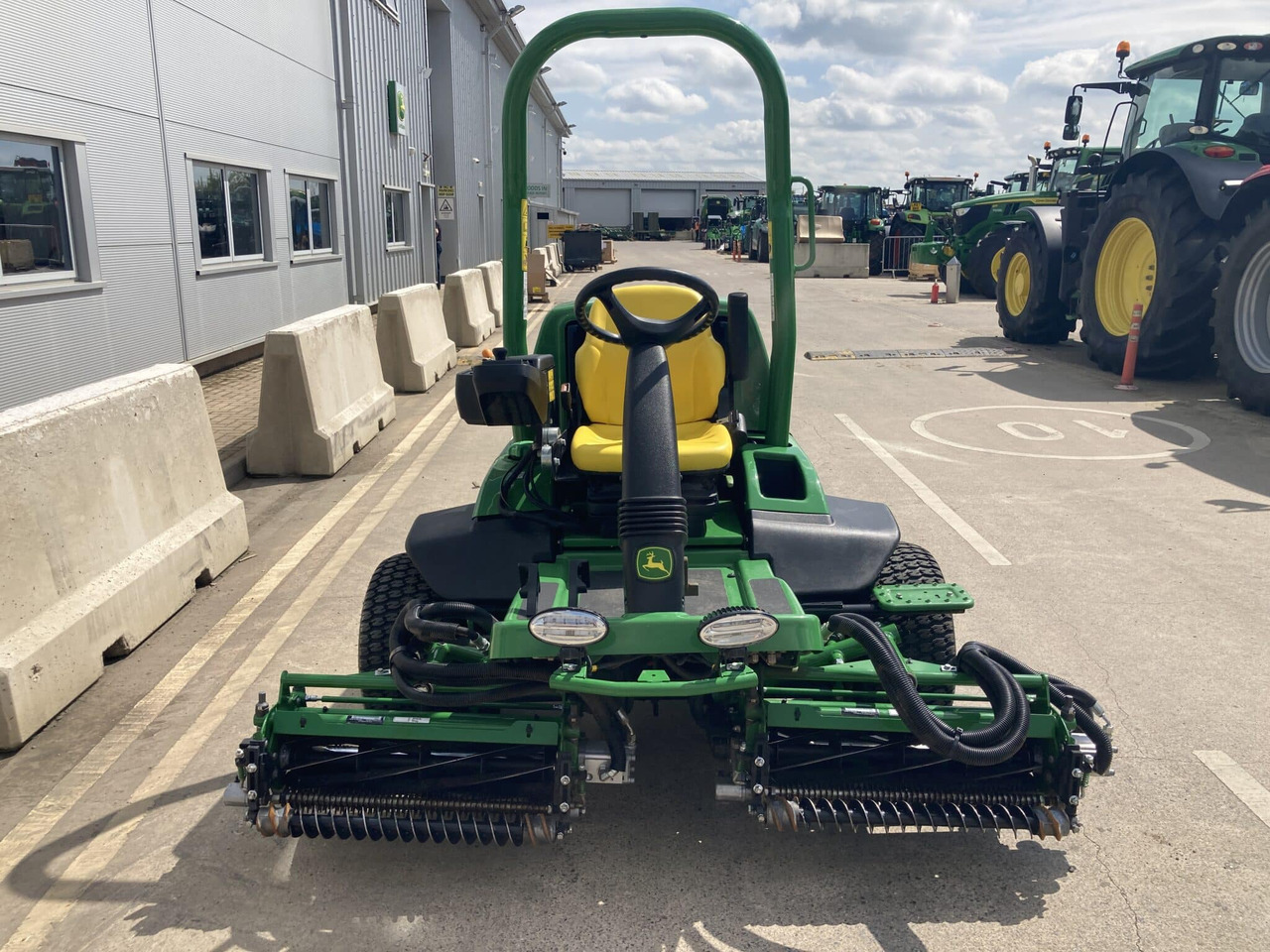 Mesin pemotong rumput John Deere 7200A utility mower: gambar 8