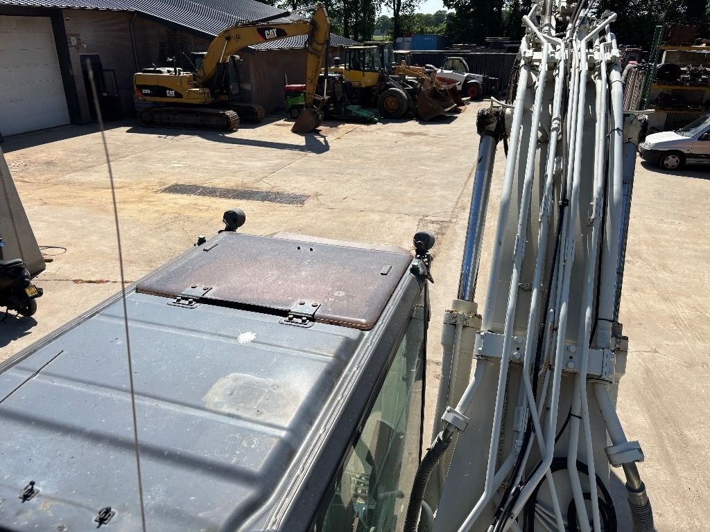 Ekskavator perayap CAT 320E: gambar 23