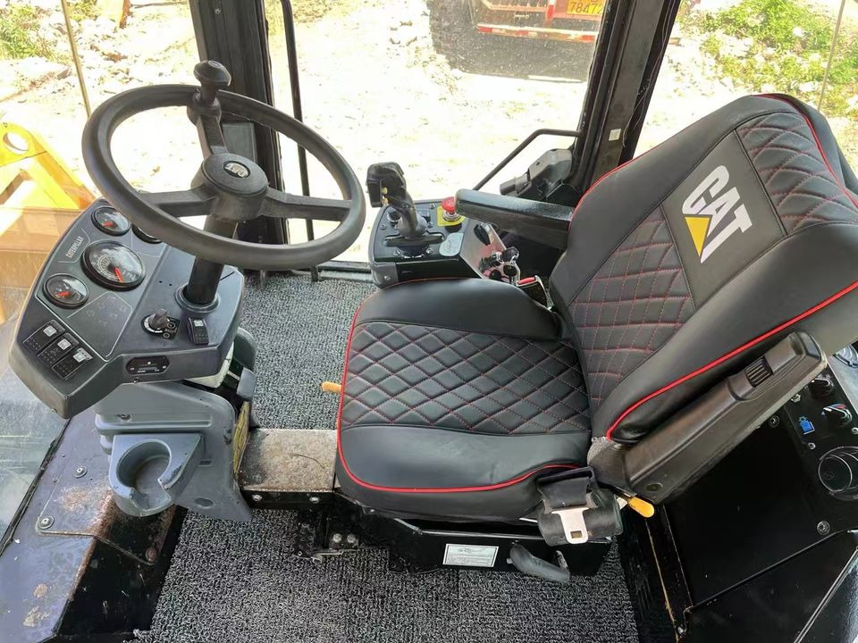 Caterpillar CB564D Double Drum Road Roller 7 Ton Weight With Core Components Engine and Bearing Essential Road Machinery - Roller jalan: gambar 5 Caterpillar CB564D Double Drum Road Roller 7 Ton Weight With Core Components Engine and Bearing Essential Road Machinery - Roller jalan: gambar 5