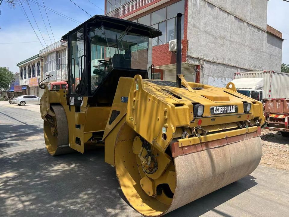 Caterpillar CB564D Double Drum Road Roller 7 Ton Weight With Core Components Engine and Bearing Essential Road Machinery - Roller jalan: gambar 3 Caterpillar CB564D Double Drum Road Roller 7 Ton Weight With Core Components Engine and Bearing Essential Road Machinery - Roller jalan: gambar 3