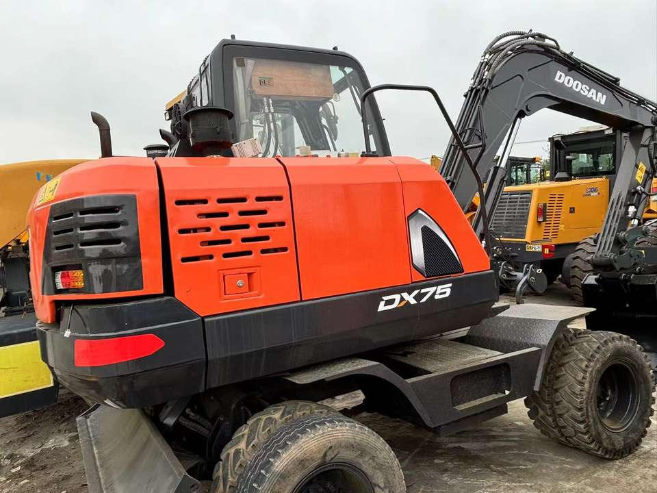 Hot Sale Used Doosan Dx75 Small 7.5t Wheel Excavator South Korea DX75 Mini Excavator for Sale Good Condition - Ekskavator perayap: gambar 3 Hot Sale Used Doosan Dx75 Small 7.5t Wheel Excavator South Korea DX75 Mini Excavator for Sale Good Condition - Ekskavator perayap: gambar 3