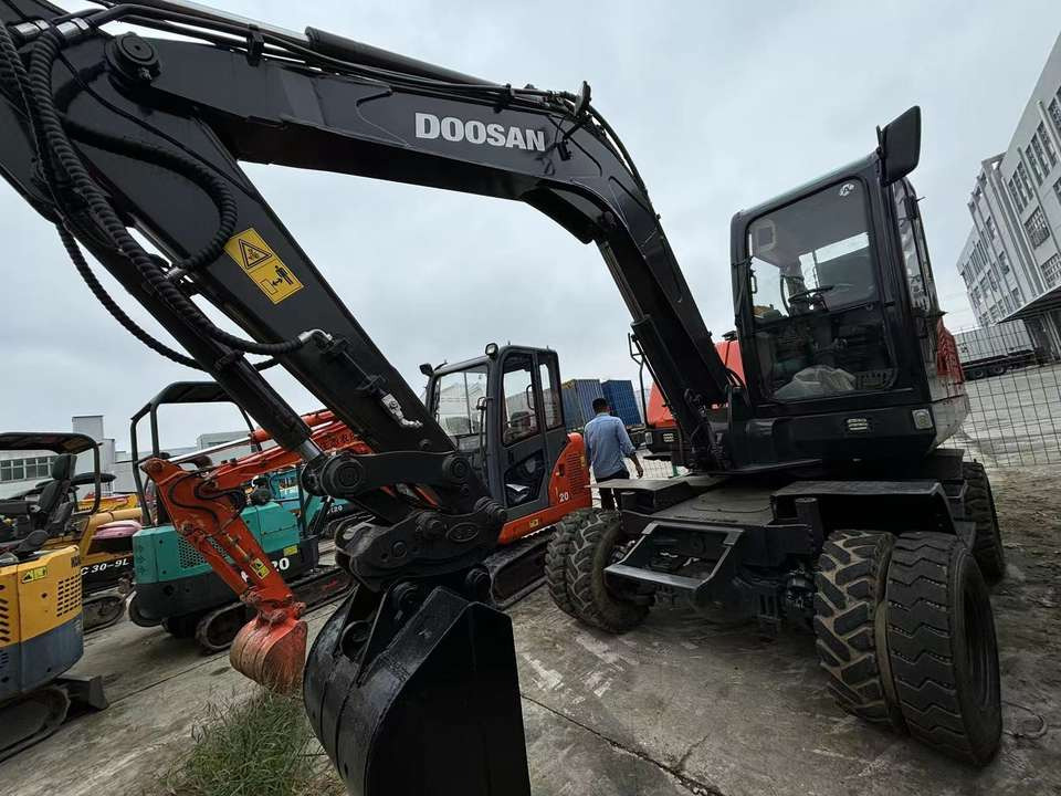 Hot Sale Used Doosan Dx75 Small 7.5t Wheel Excavator South Korea DX75 Mini Excavator for Sale Good Condition - Ekskavator perayap: gambar 2 Hot Sale Used Doosan Dx75 Small 7.5t Wheel Excavator South Korea DX75 Mini Excavator for Sale Good Condition - Ekskavator perayap: gambar 2