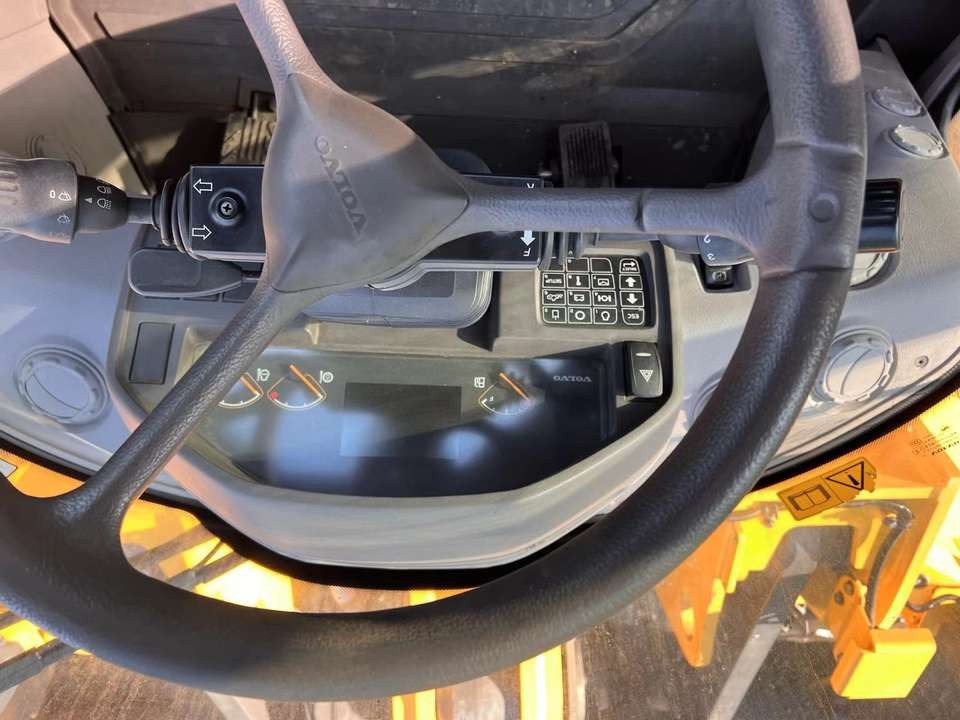 Hot Selling Used Original Sweden Hydraulic Volvo L120GZ Wheel Loader Second Hand Loader Volvo L220G in Good Condition for Sale - Wheel loader: gambar 4 Hot Selling Used Original Sweden Hydraulic Volvo L120GZ Wheel Loader Second Hand Loader Volvo L220G in Good Condition for Sale - Wheel loader: gambar 4