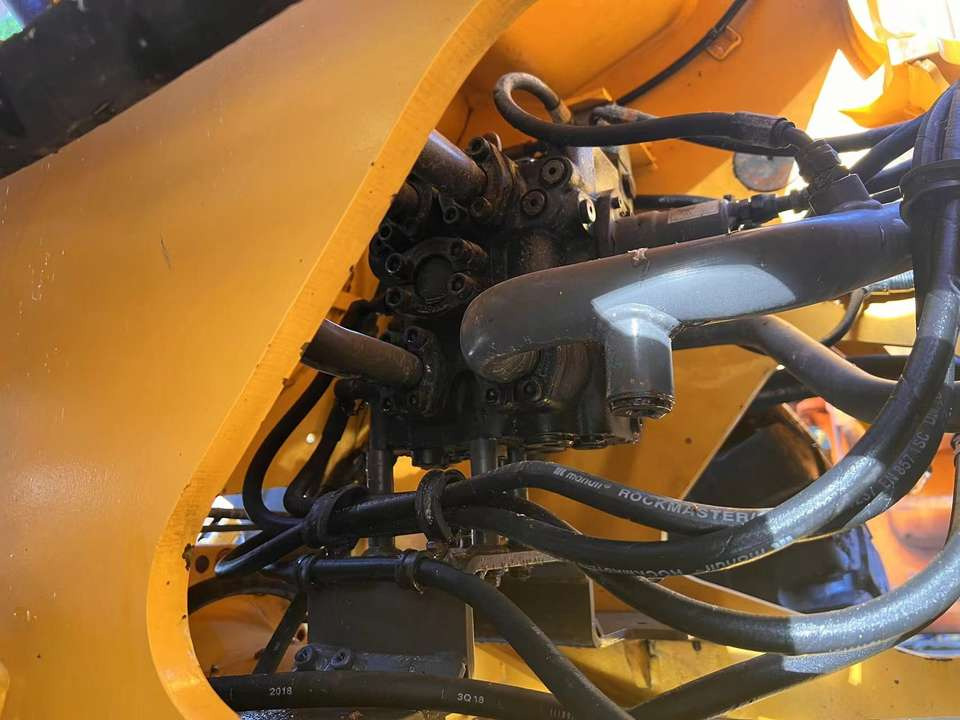 Hot Selling Used Original Sweden Hydraulic Volvo L120GZ Wheel Loader Second Hand Loader Volvo L220G in Good Condition for Sale - Wheel loader: gambar 5 Hot Selling Used Original Sweden Hydraulic Volvo L120GZ Wheel Loader Second Hand Loader Volvo L220G in Good Condition for Sale - Wheel loader: gambar 5