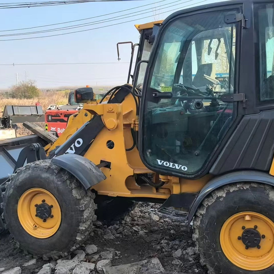 Preferential Price Used Volvo L20F Small Skid Steer Loader Secondhand VOLVO L20f Mini Wheel Loader in Good Condition for Sale - Wheel loader: gambar 1 Preferential Price Used Volvo L20F Small Skid Steer Loader Secondhand VOLVO L20f Mini Wheel Loader in Good Condition for Sale - Wheel loader: gambar 1