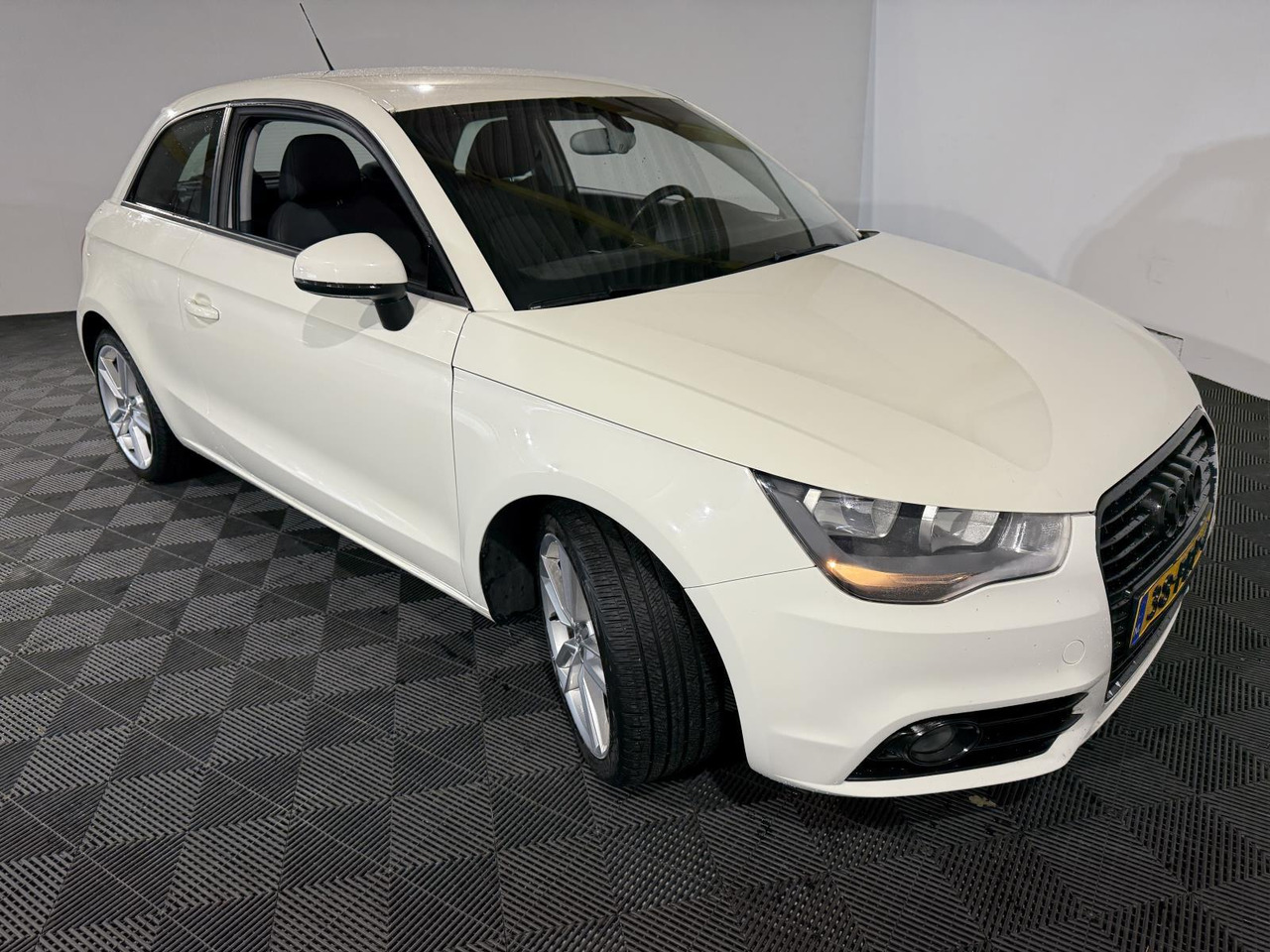 Audi | A1 | 1.2 TFSI Ambition Pro Line | 2011 | 173.570 km | 38PBP4 | Logisch - Hatchback: gambar 3 Audi | A1 | 1.2 TFSI Ambition Pro Line | 2011 | 173.570 km | 38PBP4 | Logisch - Hatchback: gambar 3