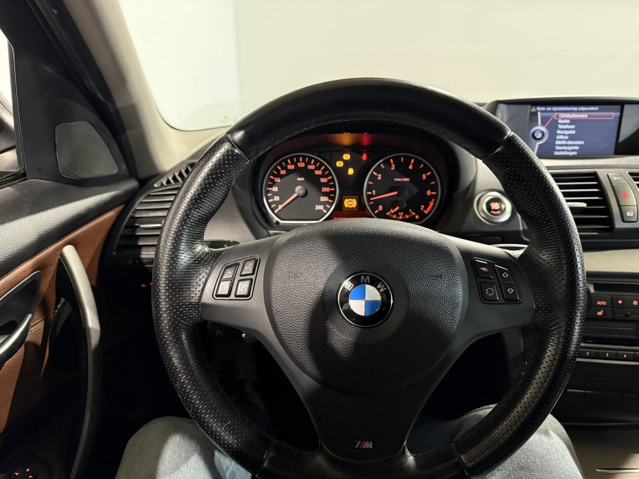 BMW | 1-serie | 116i EffDyn. Ed. Business Line Ultimate Edition | 2011 | 263.221 km | 05RHG5 | Logisch - Hatchback: gambar 4 BMW | 1-serie | 116i EffDyn. Ed. Business Line Ultimate Edition | 2011 | 263.221 km | 05RHG5 | Logisch - Hatchback: gambar 4