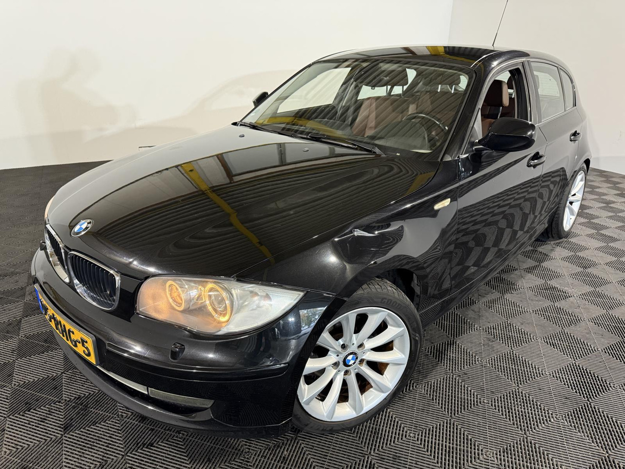 BMW | 1-serie | 116i EffDyn. Ed. Business Line Ultimate Edition | 2011 | 263.221 km | 05RHG5 | Logisch - Hatchback: gambar 1 BMW | 1-serie | 116i EffDyn. Ed. Business Line Ultimate Edition | 2011 | 263.221 km | 05RHG5 | Logisch - Hatchback: gambar 1