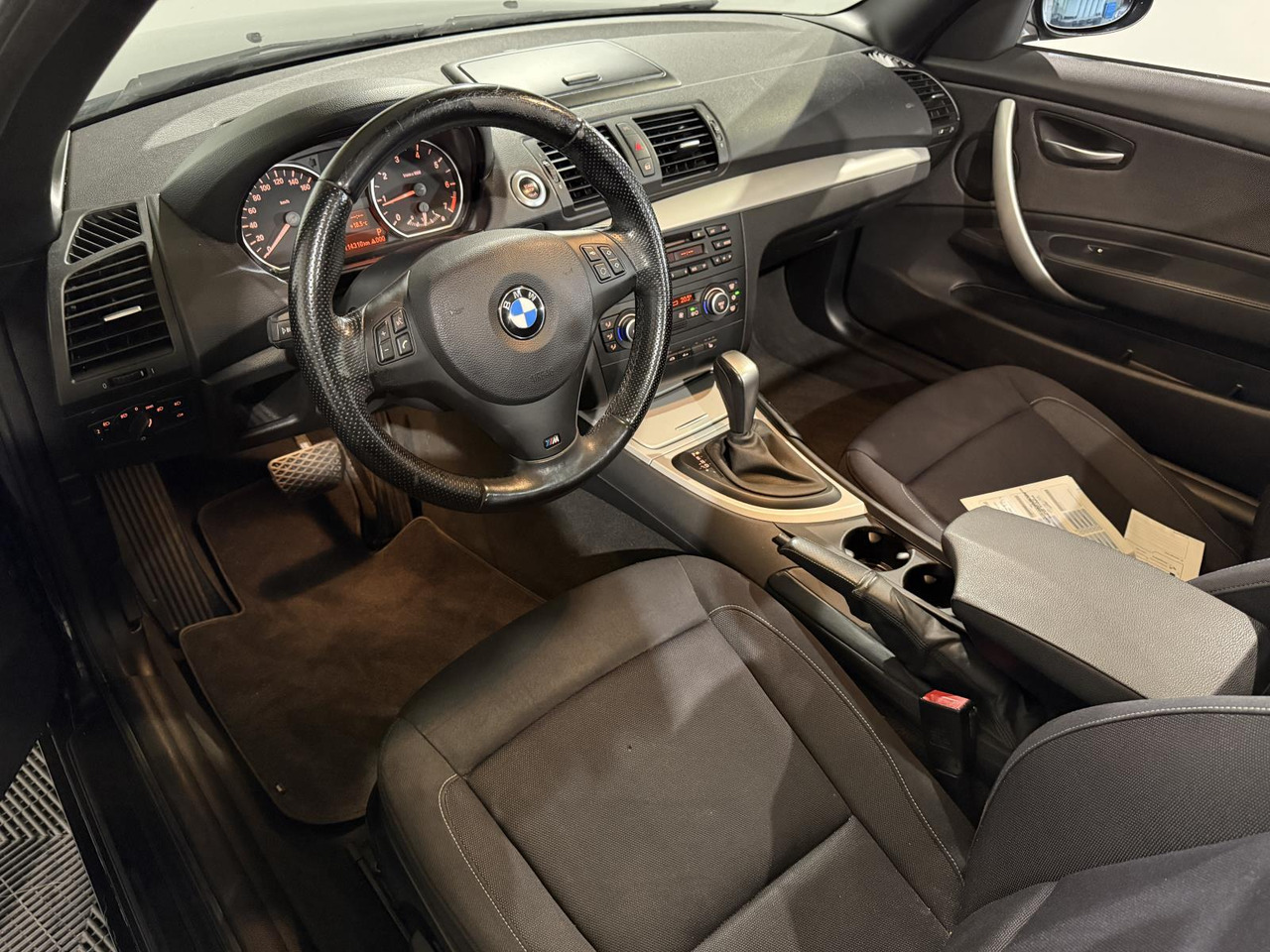 BMW | 1-serie Cabrio | 118i High Executive | 2009 | 114.310 km | 43HZT4 | Logisch - Mobil: gambar 3 BMW | 1-serie Cabrio | 118i High Executive | 2009 | 114.310 km | 43HZT4 | Logisch - Mobil: gambar 3