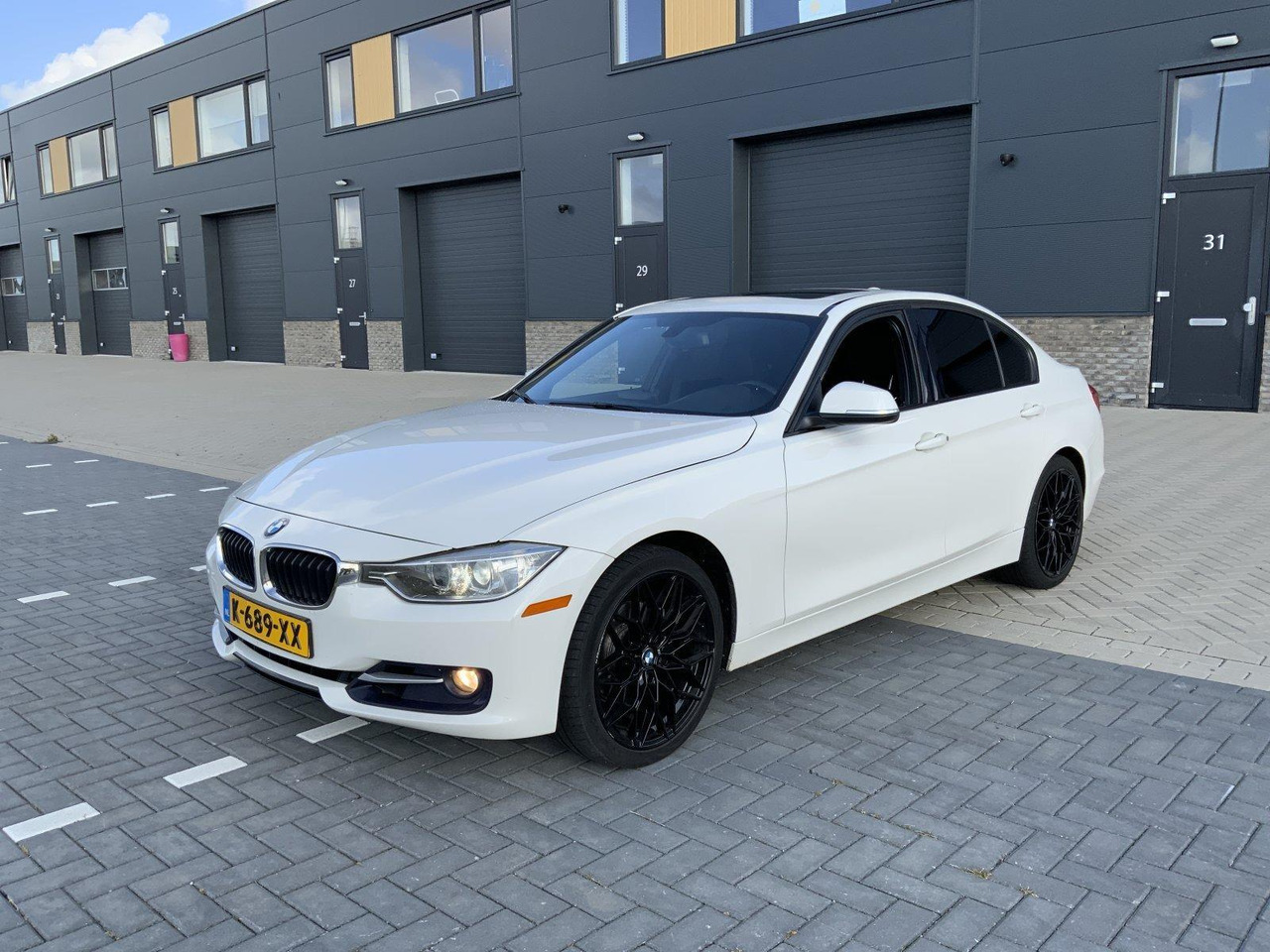 BMW | 3-serie | 328i xDrive Upgrade Edition | 2013 | 179.286 km | K-689-XX - Mobil sedan: gambar 1 BMW | 3-serie | 328i xDrive Upgrade Edition | 2013 | 179.286 km | K-689-XX - Mobil sedan: gambar 1