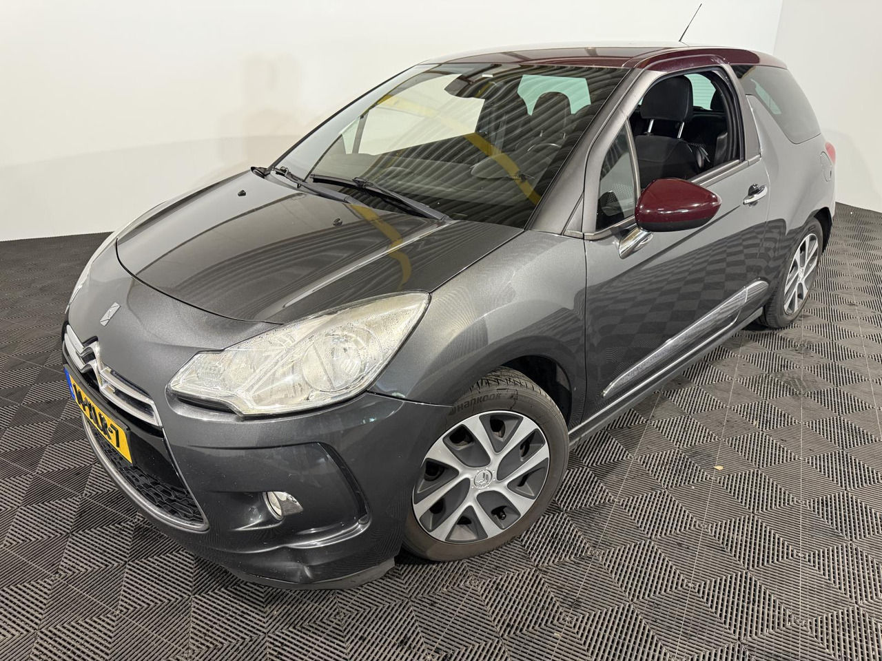 Citroen DS3 1.6 e-HDi So Chic | 2012 | 277.448 km | 14-XLR-7 - Hatchback: gambar 1 Citroen DS3 1.6 e-HDi So Chic | 2012 | 277.448 km | 14-XLR-7 - Hatchback: gambar 1