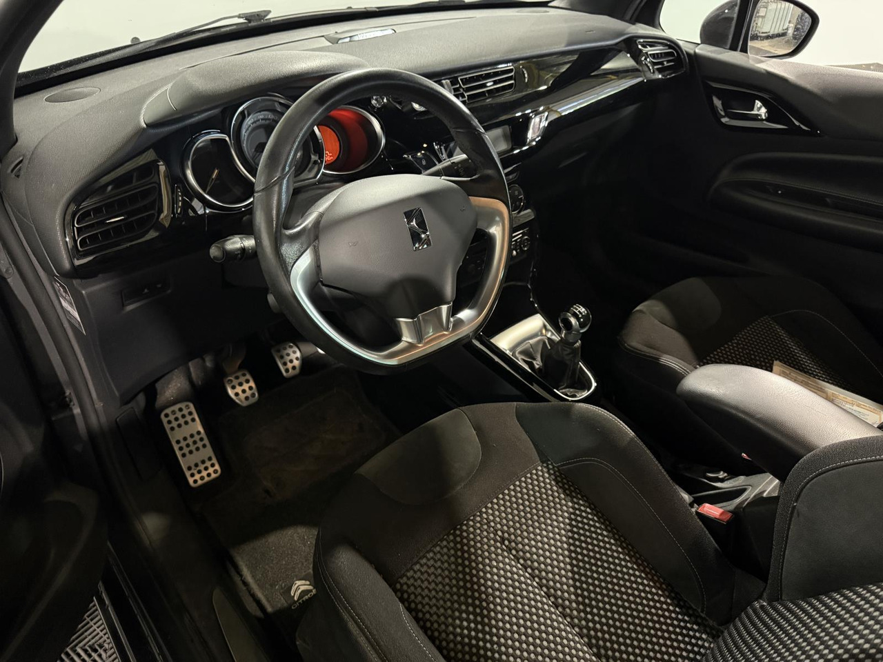 Citroen DS3 1.6 e-HDi So Chic | 2012 | 277.448 km | 14-XLR-7 - Hatchback: gambar 4 Citroen DS3 1.6 e-HDi So Chic | 2012 | 277.448 km | 14-XLR-7 - Hatchback: gambar 4