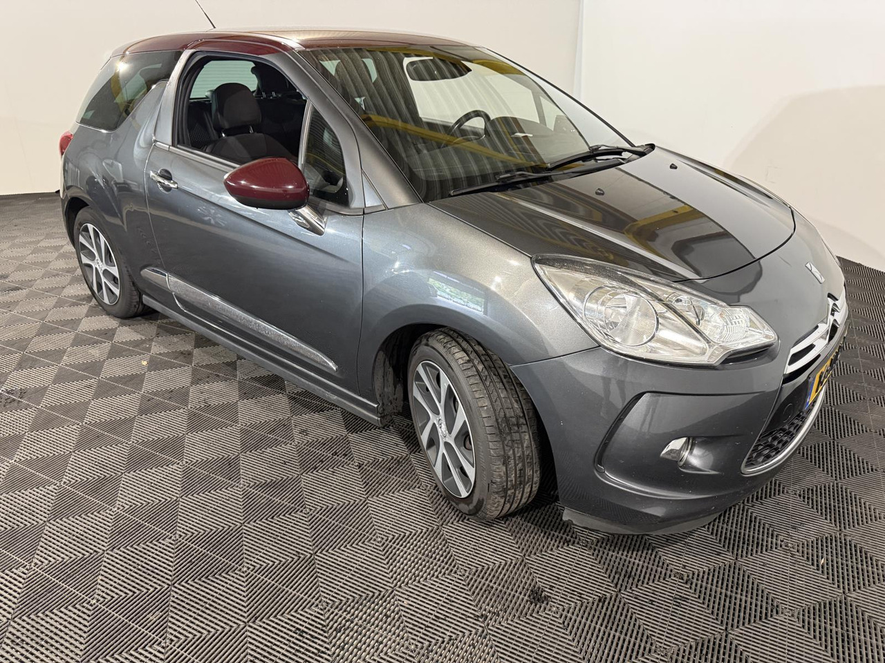 Citroen DS3 1.6 e-HDi So Chic | 2012 | 277.448 km | 14-XLR-7 - Hatchback: gambar 3 Citroen DS3 1.6 e-HDi So Chic | 2012 | 277.448 km | 14-XLR-7 - Hatchback: gambar 3