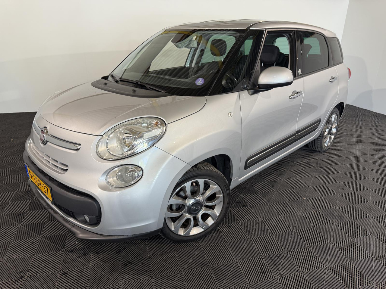 Mobil Fiat 500 L Living 0.9 TwinAir Lounge 7p. 9-TGP-37: gambar 1