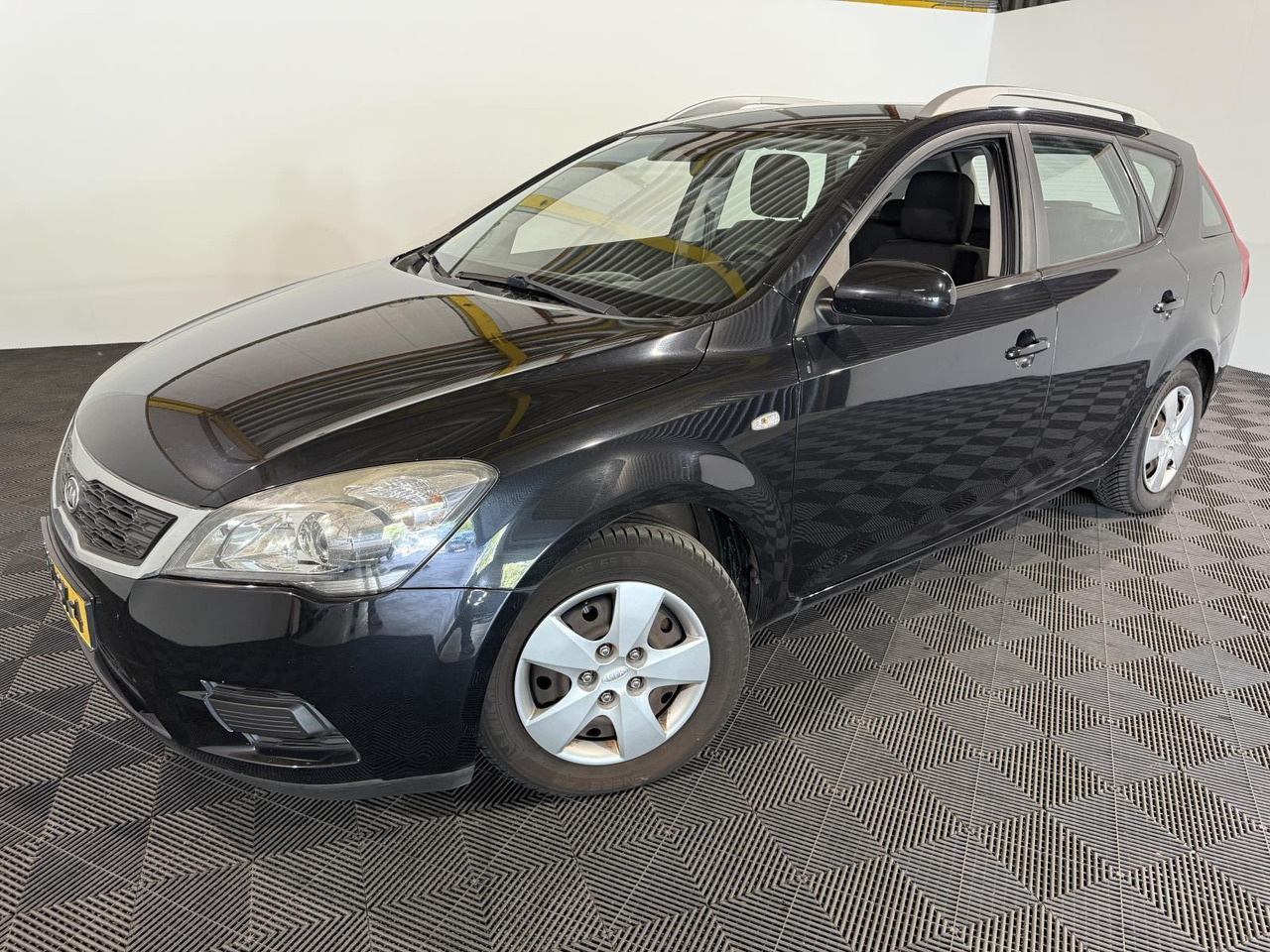 Kia | cee'd Sporty Wagon | 1.6 X-tra | 2010 | 188.387 km | 30LSX4 | Logisch - Mobil: gambar 1 Kia | cee'd Sporty Wagon | 1.6 X-tra | 2010 | 188.387 km | 30LSX4 | Logisch - Mobil: gambar 1