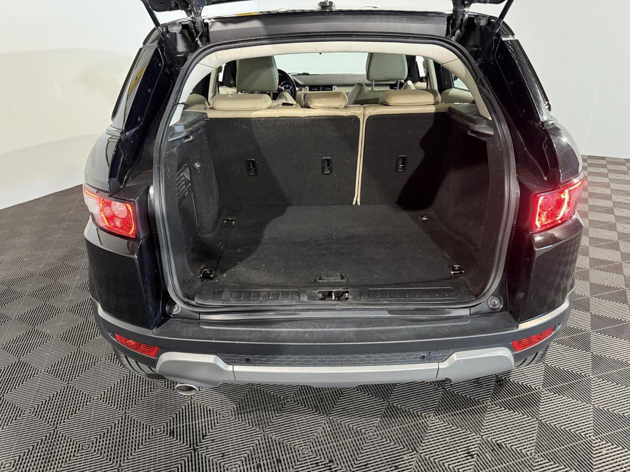 Land Rover Range Rover Evoque 2.2 TD4 4WD Pure | 2013 | 288.735 km | 6-KLG-46 - Mobil SUV: gambar 5 Land Rover Range Rover Evoque 2.2 TD4 4WD Pure | 2013 | 288.735 km | 6-KLG-46 - Mobil SUV: gambar 5
