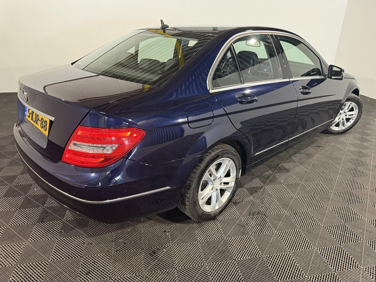 Mercedes-Benz C-klasse 220 CDI BlueEFFICIENCY Edition Avantgarde | 2013 | 348.866 km | 5-KJR-88 - Mobil sedan: gambar 3 Mercedes-Benz C-klasse 220 CDI BlueEFFICIENCY Edition Avantgarde | 2013 | 348.866 km | 5-KJR-88 - Mobil sedan: gambar 3