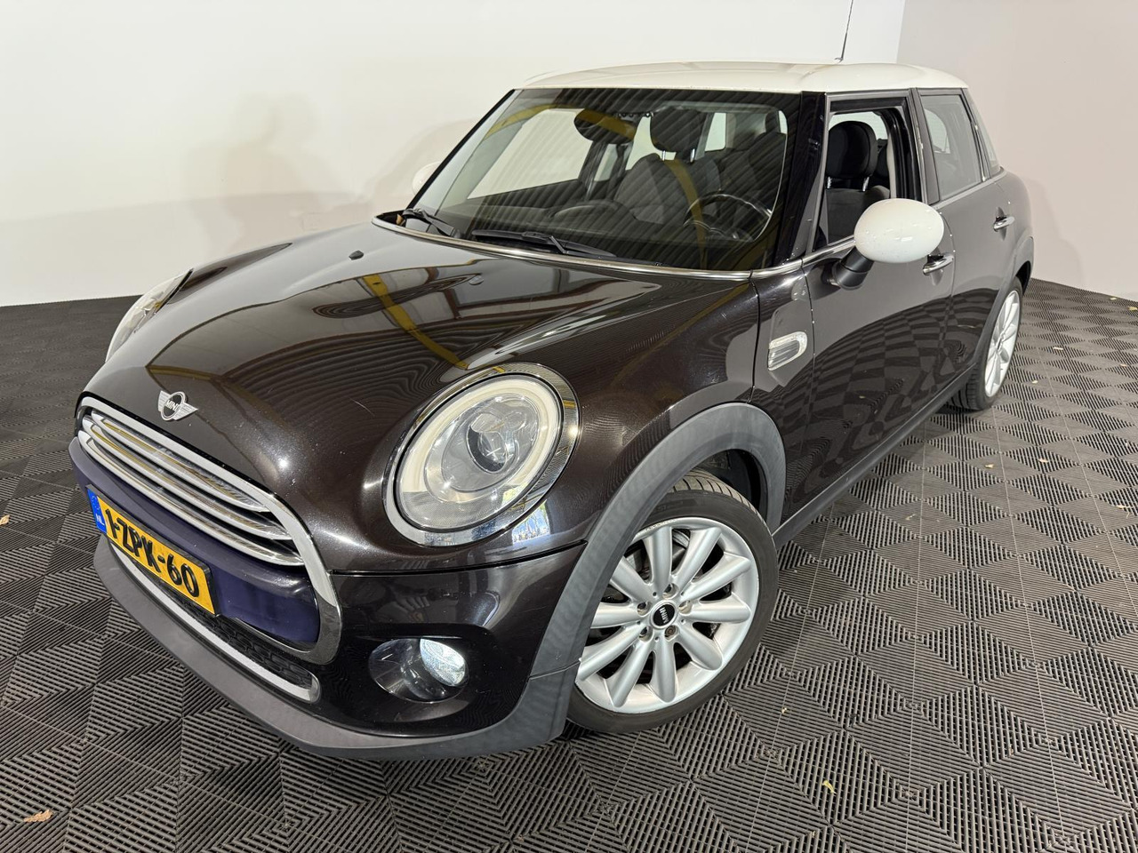 Mini | Mini | 1.5 Cooper Chili Business | 2015 | 201.355 km | 1ZPK60 | Logisch - Hatchback: gambar 1 Mini | Mini | 1.5 Cooper Chili Business | 2015 | 201.355 km | 1ZPK60 | Logisch - Hatchback: gambar 1