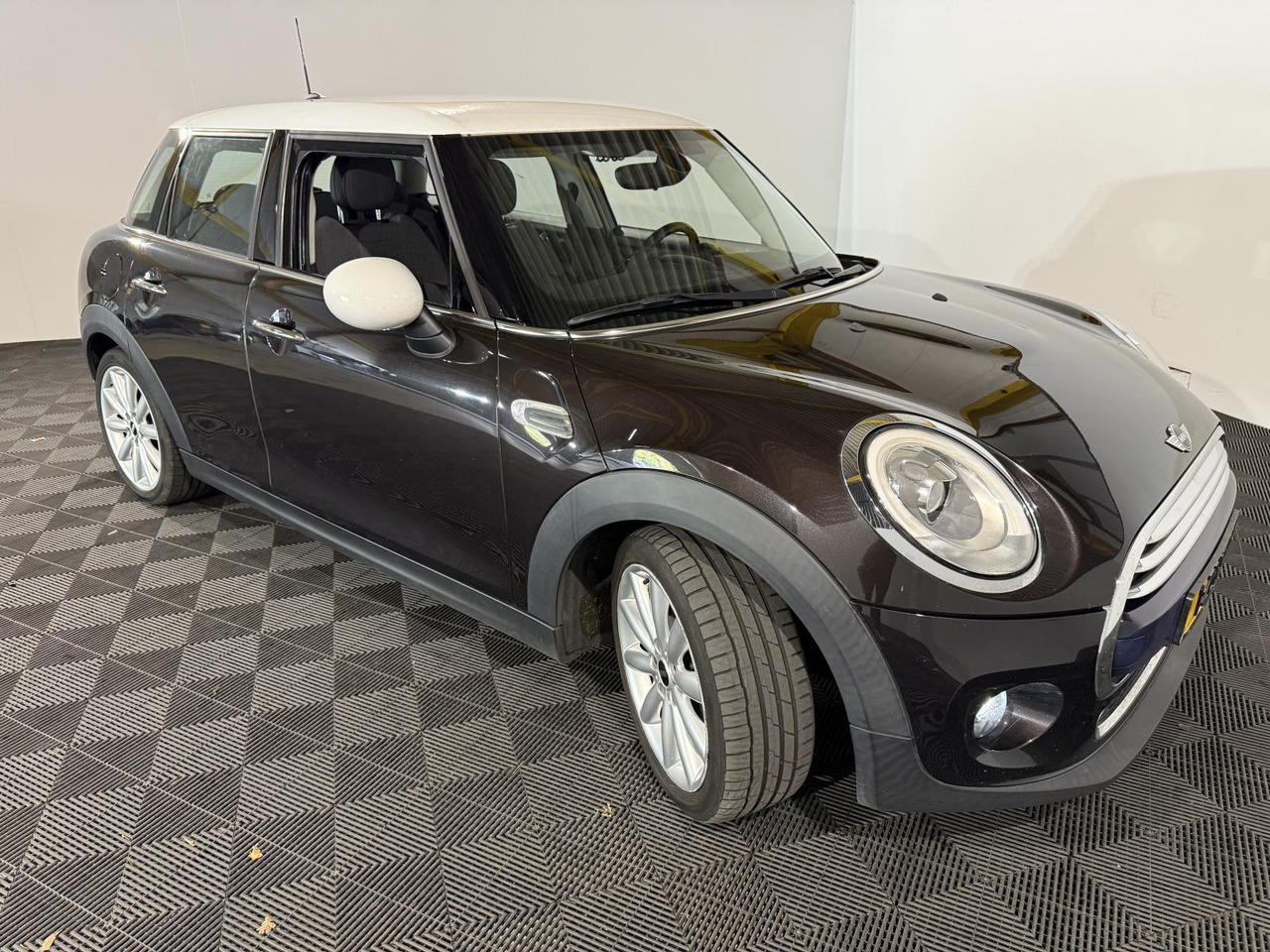 Mini | Mini | 1.5 Cooper Chili Business | 2015 | 201.355 km | 1ZPK60 | Logisch - Hatchback: gambar 3 Mini | Mini | 1.5 Cooper Chili Business | 2015 | 201.355 km | 1ZPK60 | Logisch - Hatchback: gambar 3